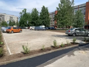 BRUĢĒTAS AUTOSTĀVVIETAS UN SPORTA LAUKUMA IZBŪVE. ILŪKSTES IELA 103, RĪGA