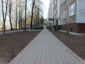 DAUDZDZĪVOKĻU NAMA APKĀRTNES LABIEKĀRTOŠANA UN BRUĢĒŠANA