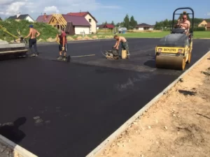TENISA LAUKUMA ASFALTĒŠANA AIZKRAUKLĒ. 670M2