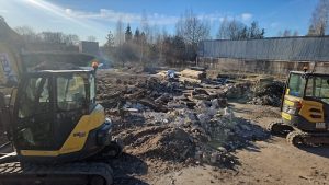 Asfaltēta laukuma izbūve un dzelzsbetona konstrukciju demontāža. 1400m2 Kokzāģētava